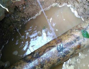 桑珠孜楼顶渗水维修公司分享下地暖漏水的原因及检测方法。